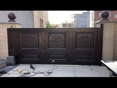 Ανοίγει την πύλη